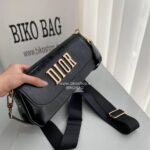کیف زنانه طرح Dior با چرم وارداتی، بند پهن برزنتی و یراق‌آلات طلایی